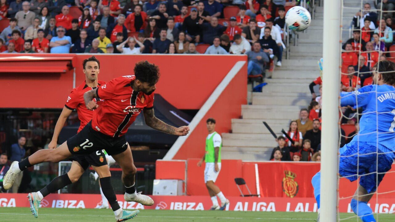 Sam&uacute; Costa anotando un gol para el RCD Mallorca en un partido