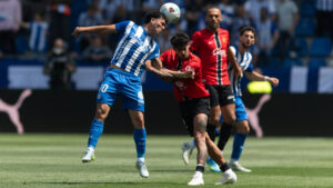 Jugadores del RCD Mallorca y Deportivo Alav&eacute;s en un partido de f&uacute;tbol