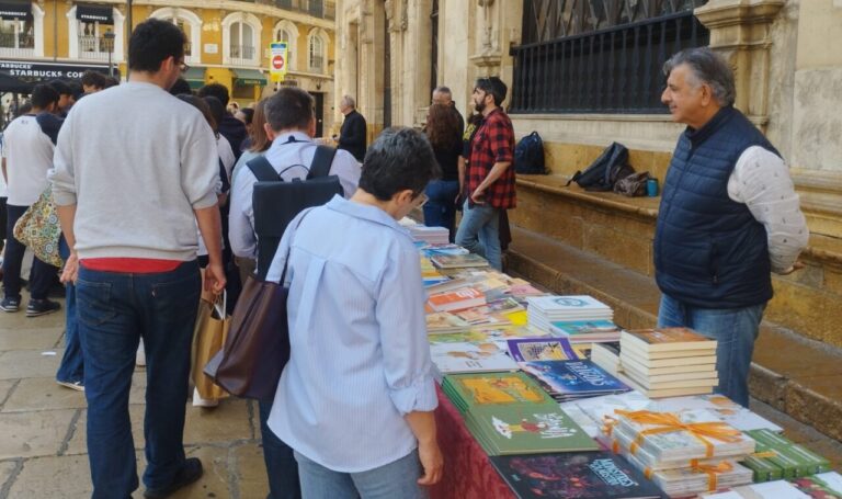 Personas en una feria de libros durante Sant Jordi en Palma