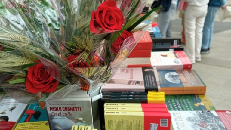 Rosas y libros en la celebraci&oacute;n de Sant Jordi en Palma