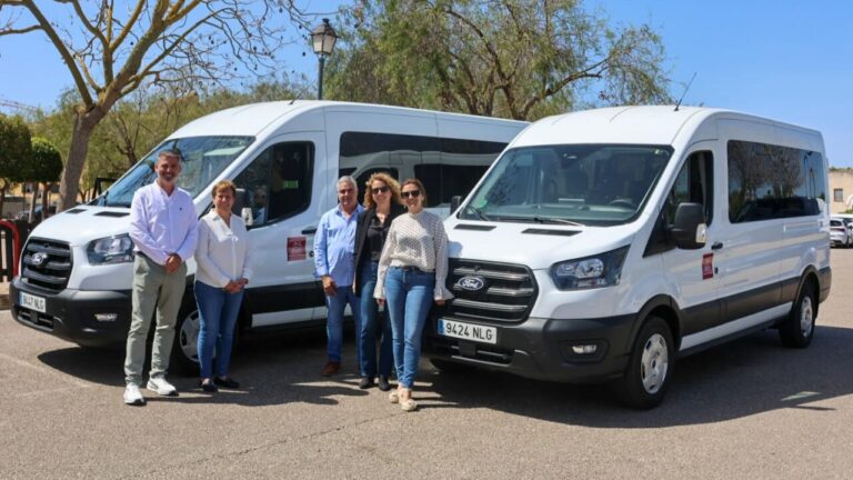 Santany&iacute; incorpora dos nuevas furgonetas adaptadas