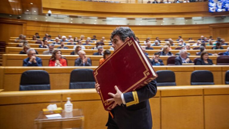 Un funcionario del Senado lleva un documento importante durante la sesi&oacute;n