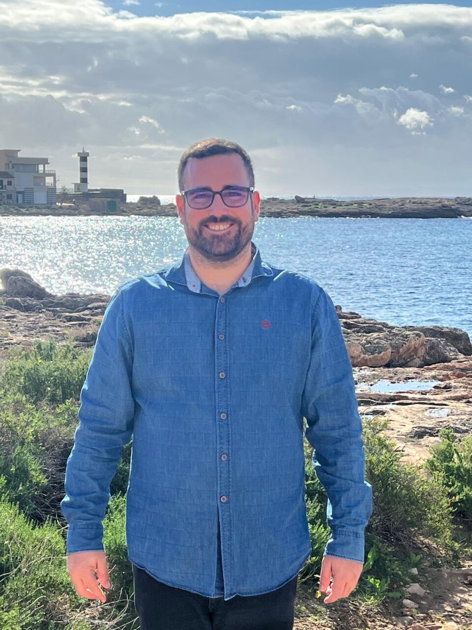 Hombre sonriente frente al mar en Ses Salines