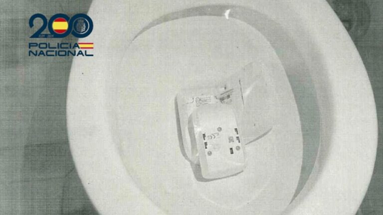Sistema de alarma roto tirado en un inodoro blanco