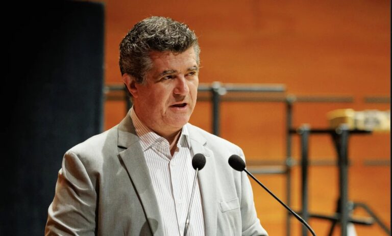 Toni Arag&oacute;n hablando en un evento del Conservatori de M&uacute;sica i Dan&ccedil;a de Mallorca