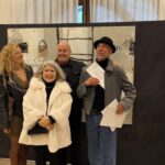 Toni Crespo y asistentes en el certamen de pintura en Palma