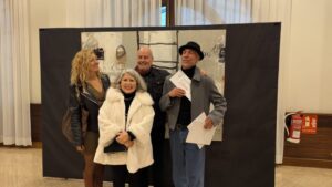 Toni Crespo y asistentes en el certamen de pintura en Palma