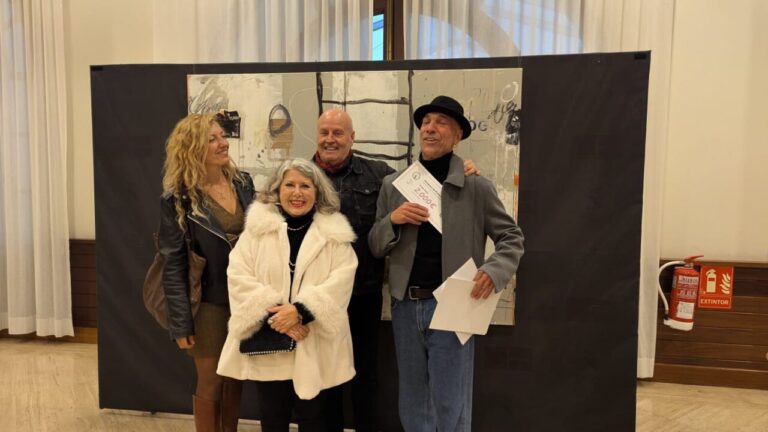 Toni Crespo y asistentes en el certamen de pintura en Palma