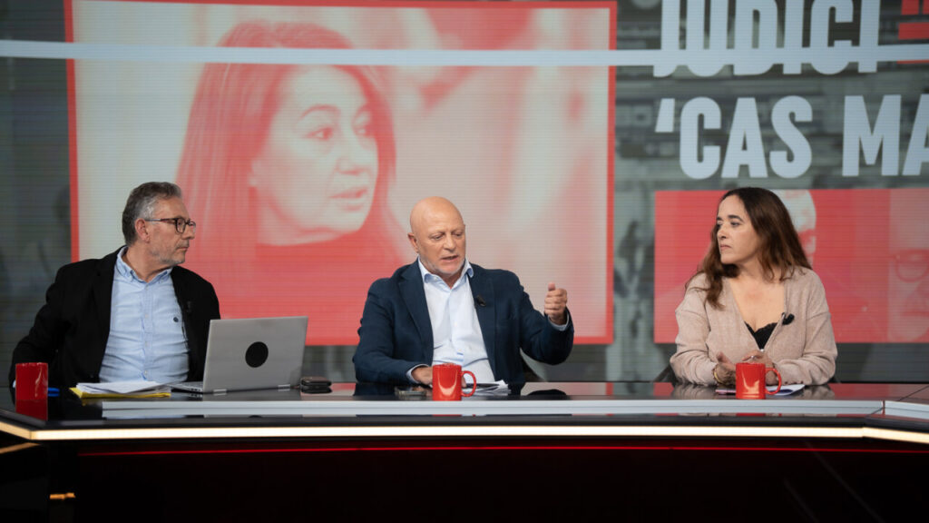 Tres presentadores discutiendo en un programa de televisi&oacute;n