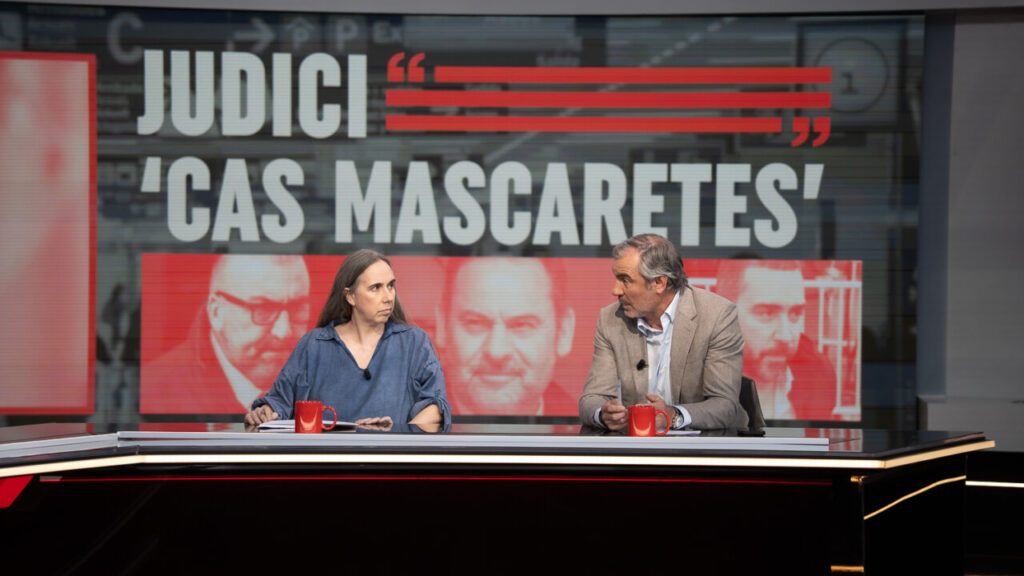 Dos presentadores discutiendo en un programa de televisi&oacute;n sobre un juicio.
