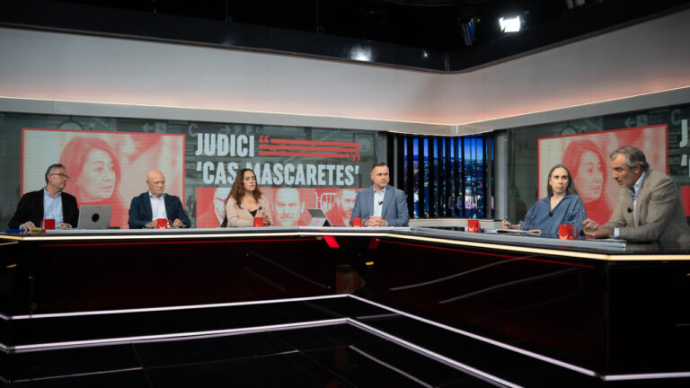 Panel de discusi&oacute;n en el programa Torn de Paraula con varios presentadores