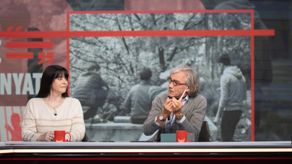 Dos presentadores en un programa de televisión discutiendo.