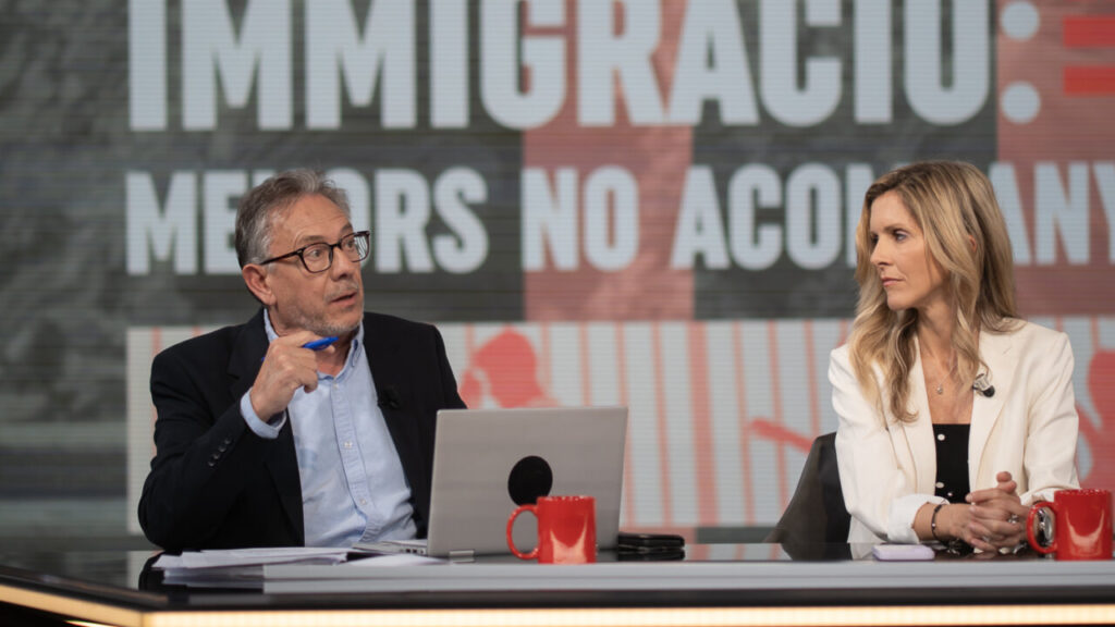 Presentador y colaboradora discutiendo sobre inmigración en un programa de televisión