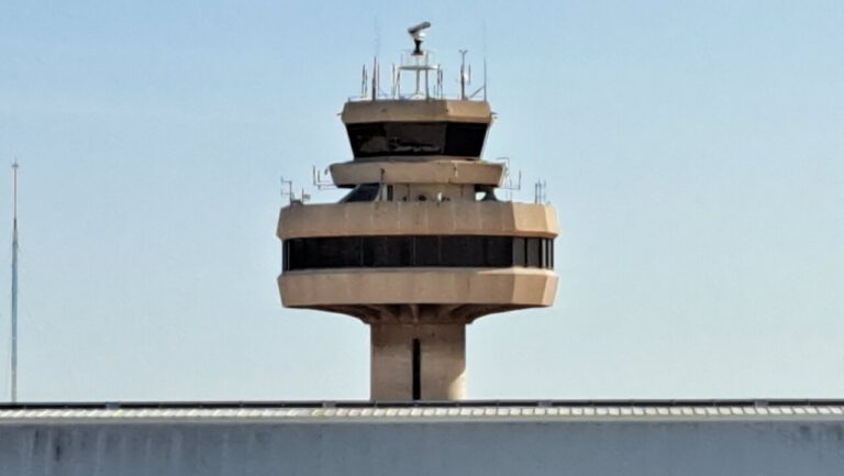 Vista de la torre de control de un aeropuerto en abril