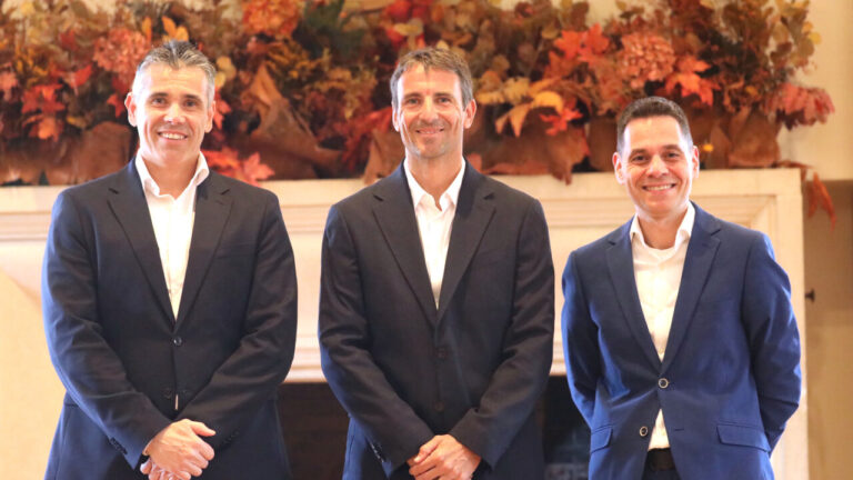 Tres profesionales de Trablisa posando en un evento de seguridad