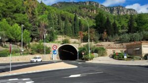 Entrada del t&uacute;nel de S&oacute;ller rodeado de vegetaci&oacute;n