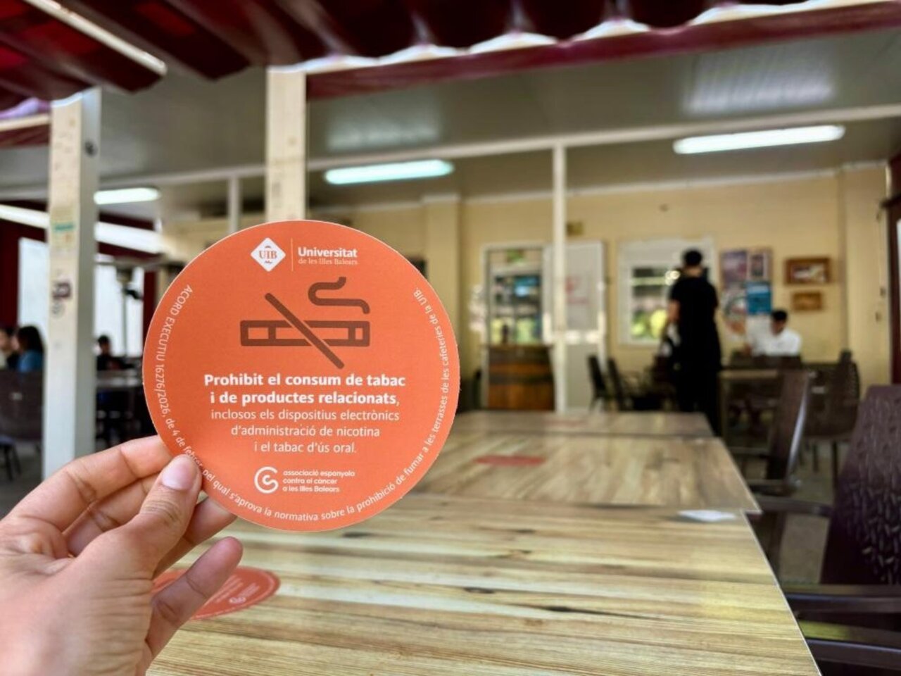 Cartel que prohíbe fumar en las terrazas de la UIB