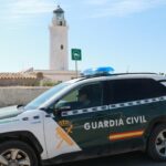 Veh&iacute;culo de la Guardia Civil estacionado en Formentera junto a un faro.