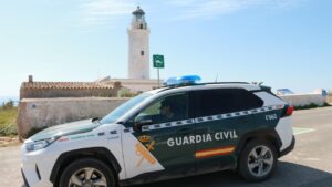 Veh&iacute;culo de la Guardia Civil estacionado en Formentera junto a un faro.
