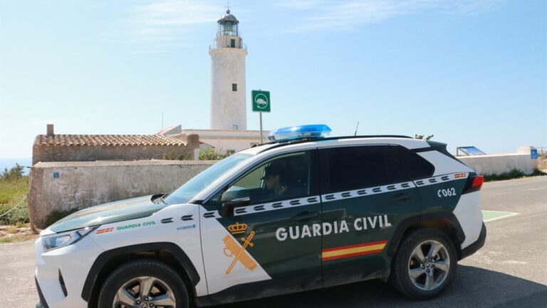 Veh&iacute;culo de la Guardia Civil estacionado en Formentera junto a un faro.