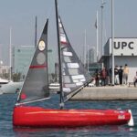 Velero Raig FNB navegando en el puerto de Barcelona durante pruebas