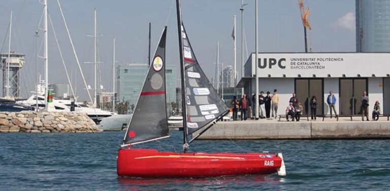 Velero Raig FNB navegando en el puerto de Barcelona durante pruebas