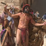 Representaci&oacute;n del Via Crucis en Ses Voltes con actores en vestimenta tradicional.