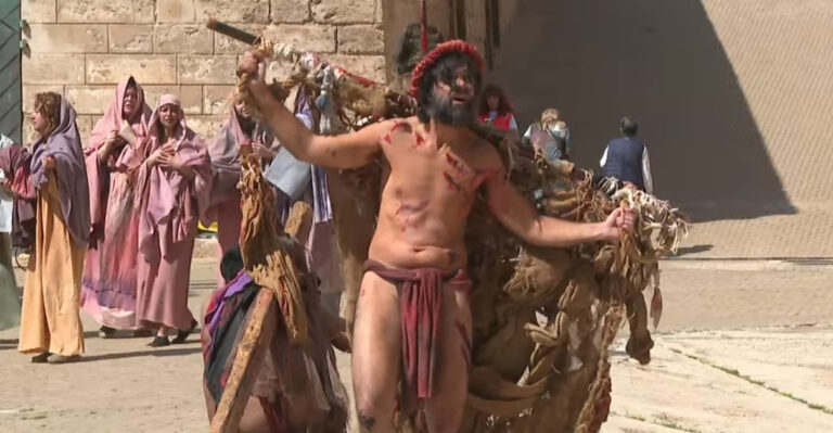 Representaci&oacute;n del Via Crucis en Ses Voltes con actores en vestimenta tradicional.