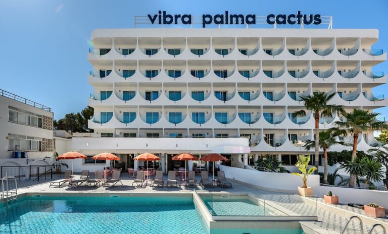 Vista del hotel Vibra Palma Cactus con piscina y sombrillas