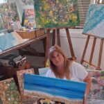 Virginia Siquier en su estudio rodeada de pinturas y obras de arte.
