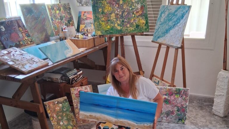 Virginia Siquier en su estudio rodeada de pinturas y obras de arte.