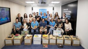 Grupo de voluntarios sosteniendo libros donados por CaixaBank en Baleares