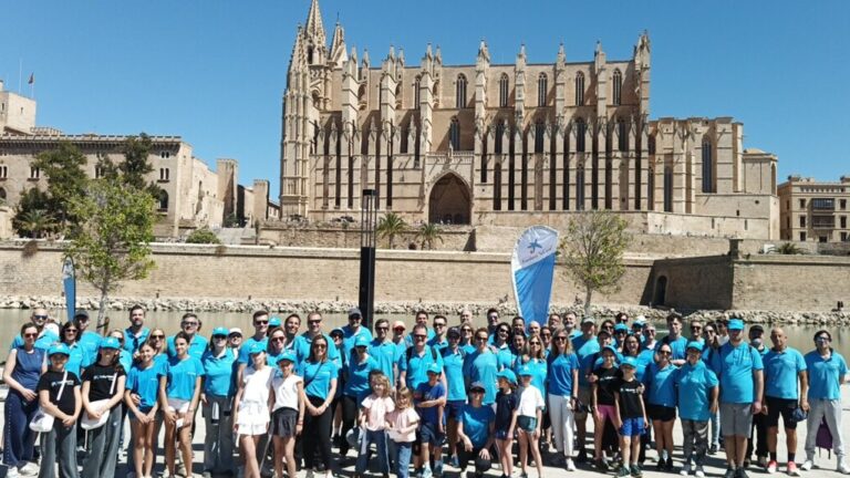 Voluntariado CaixaBank participa en la Magic Line, una caminata solidaria