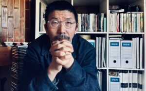 Retrato de Yu Depeng en su estudio con libros y objetos.