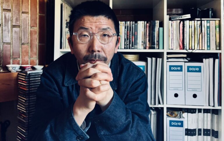Retrato de Yu Depeng en su estudio con libros y objetos.
