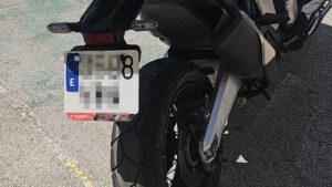 Investigado por falsificar su matr&iacute;cula con cinta adhesiva para que otro pagara sus multas