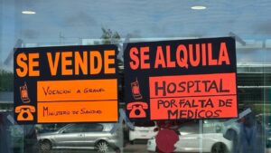 Carteles de venta y alquiler en un hospital por falta de m&eacute;dicos