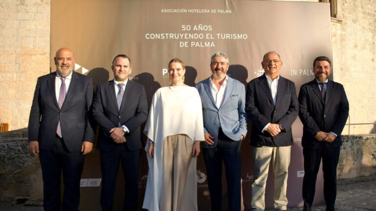 Celebraci&oacute;n del 50 aniversario de la Asociaci&oacute;n Hotelera de Palma con varios asistentes