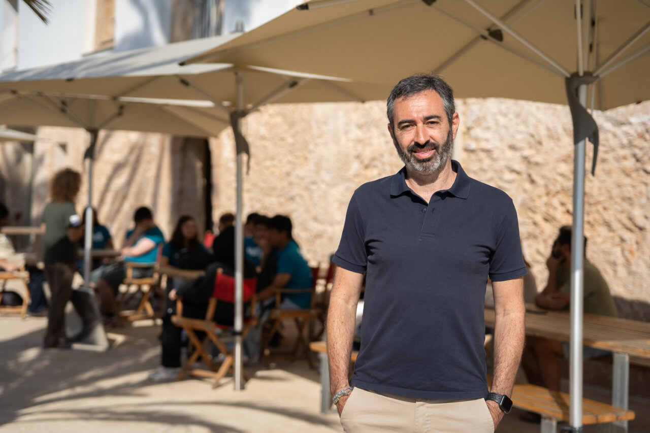 Alejandro Borras posando en un evento al aire libre