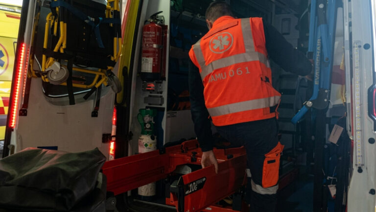 Cinco heridos, dos graves, tras un choque frontal entre una furgoneta y un coche en Ibiza