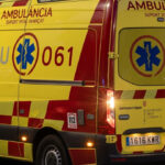 Ambulancia amarilla con luces encendidas en la noche
