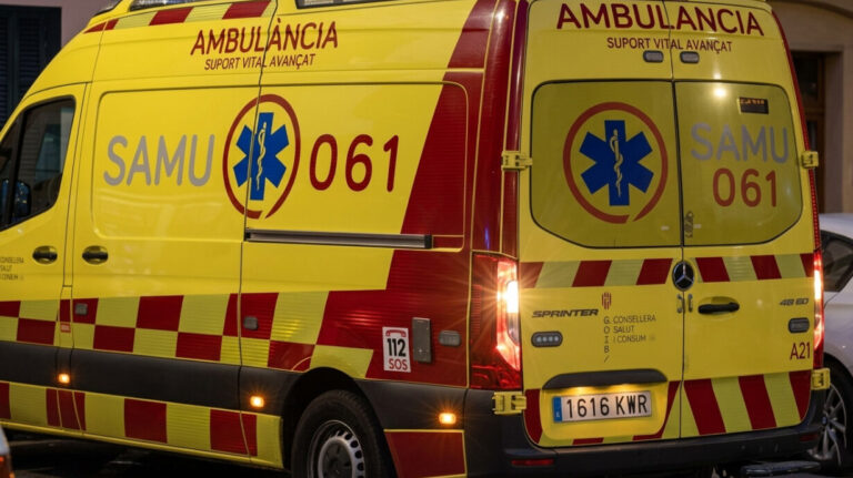 Ambulancia amarilla con luces encendidas en la noche