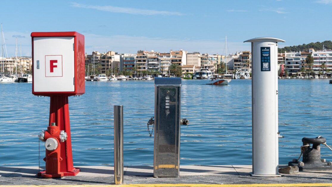 Equipos de tecnolog&iacute;a en un puerto moderno con marinas al fondo