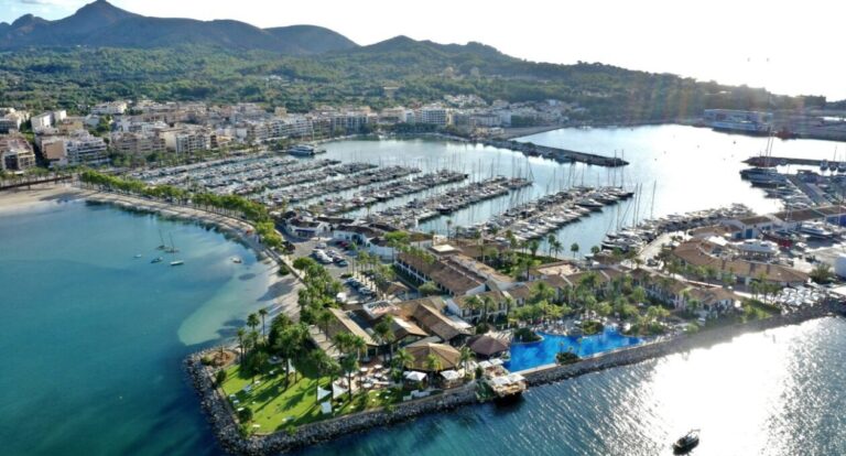 Vista aérea de una marina con yates y edificios en la costa