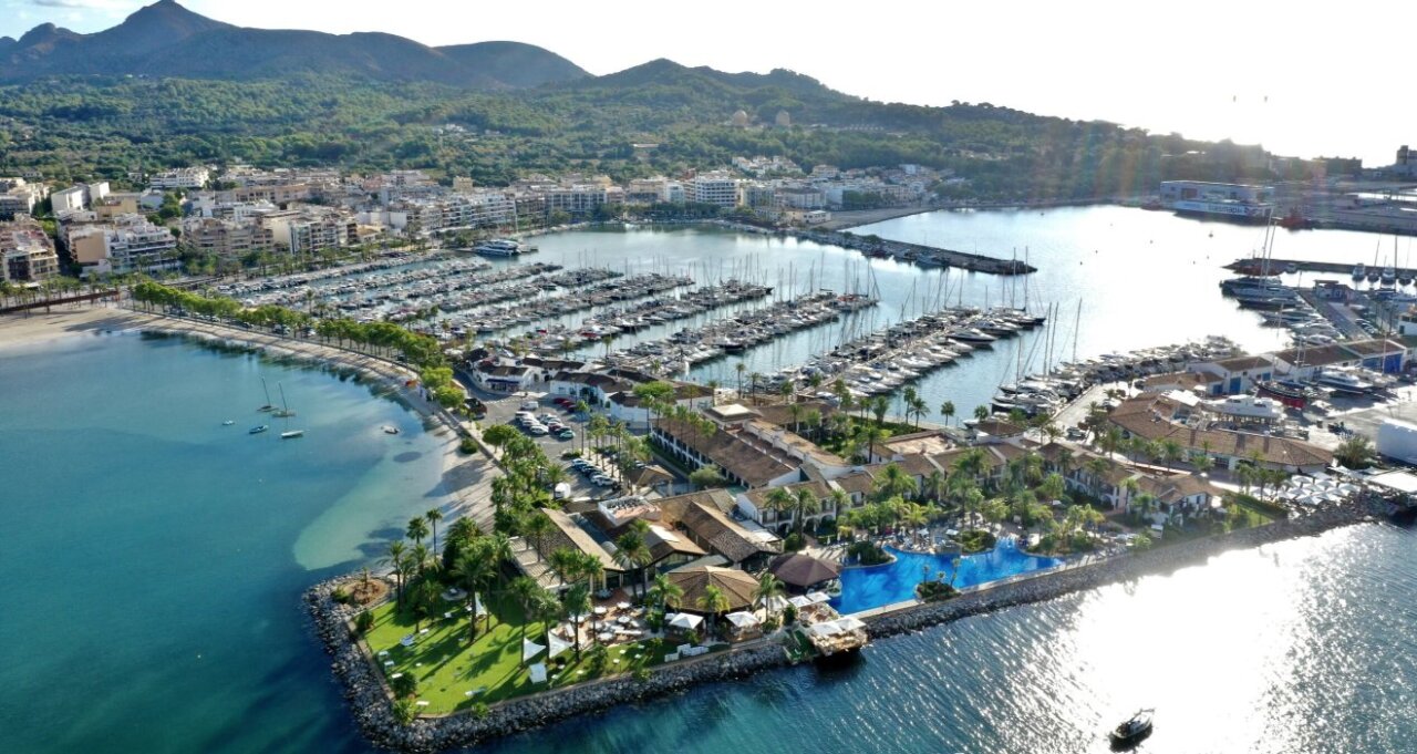 Vista a&eacute;rea de una marina con yates y edificios en la costa
