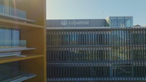 Vista del edificio del Centro Financiero Cajamar con su logo visible