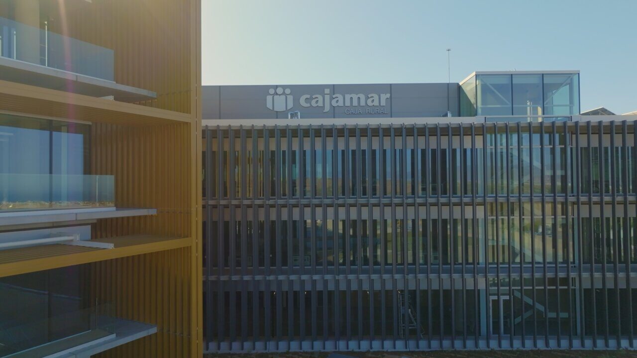 Vista del edificio del Centro Financiero Cajamar con su logo visible