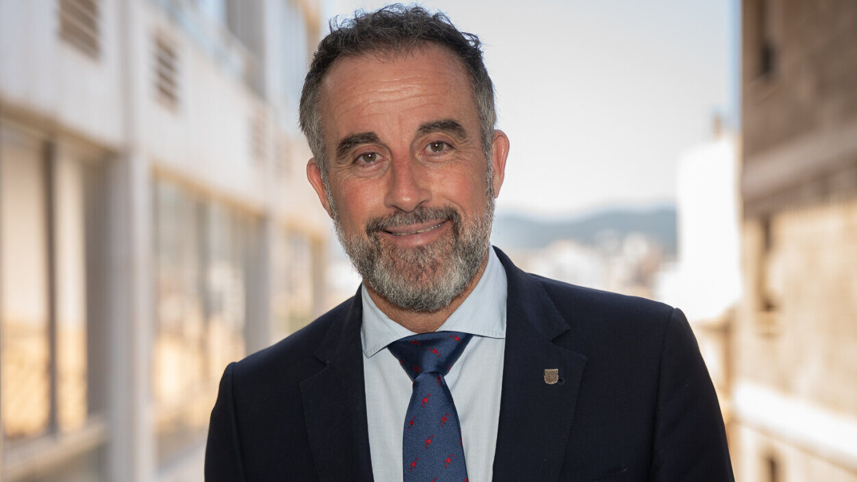 Retrato de Jose Luis Mateo, Conseller de Vivienda y Transporte, sonriendo.