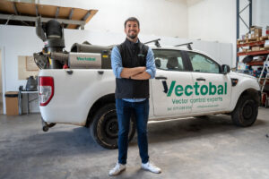 Ra&uacute;l Luz&oacute;n de Vectobal posando frente a su veh&iacute;culo de trabajo