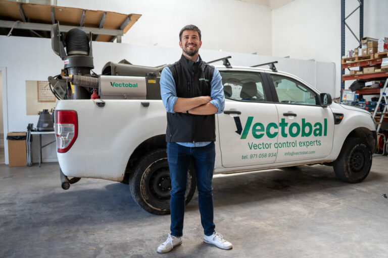 Raúl Luzón de Vectobal posando frente a su vehículo de trabajo